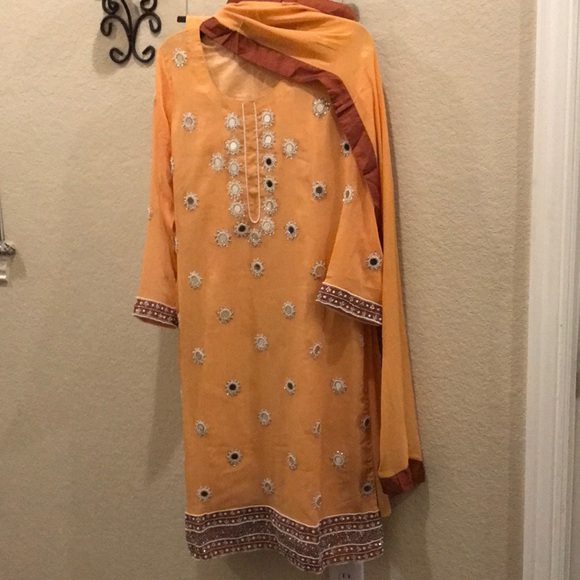 Pakistani/Indian 3 pieces outfit. Light Orange/Peach color. Shirt, pant, dupatta - Picture 1 of 2